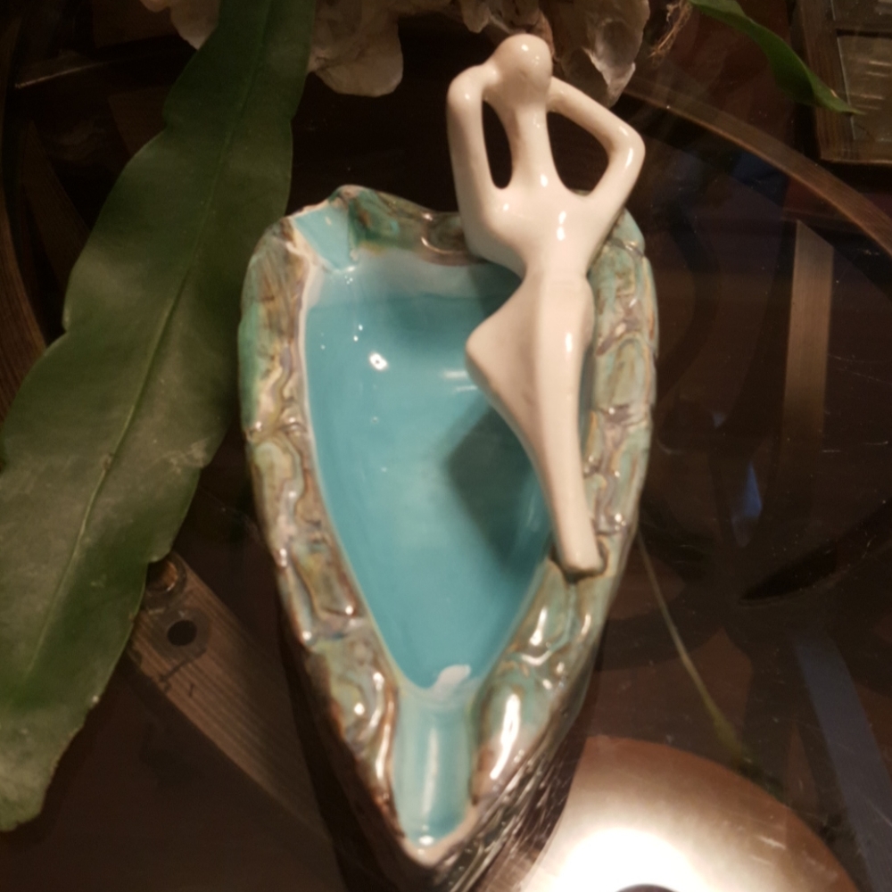 Rare Vintage Heart Shaped Ashtray With Lady - Picture 3 of 5